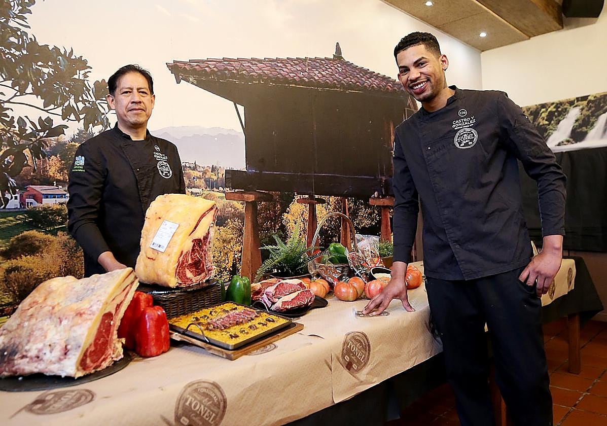 Marco Vinicio, parrillero, y Jean Carlos Badía, jefe de cocina de El Tonel de Colloto.