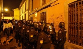 Un amplio operativo de agentes de la Policía Nacional durante una redada en el Oviedo Antiguo.