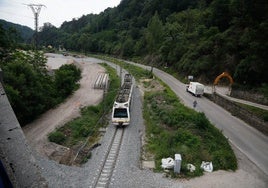 Un tren de ancho métrico circula por el tramo ya renovado entre Gijón y Laviana.