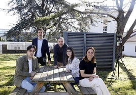 Samuel Camba, experto en visión artificial (Izertis); René Rodríguez, jefe del grupo de investigación de Sarcomas y Terapias Experimentales del Ispa-Finba; Manuel Alejandro Fernández, responsable de Salud en Idonial; Helena Herrada, investigadora de Idonial, y Sarai González, responsable de Proyectos de Innovación en Izertis.