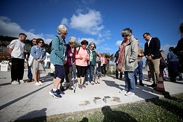 Asistentes al acto de colocación de los adoquines de la memoria en el parque del Náutico de Salinas.