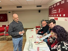 Monchu García, ayer, votando en la Casa del Pueblo.