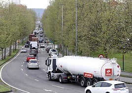 Varios camiones, entre ellos uno con mercancías peligrosas, circulando por Príncipe de Asturias.