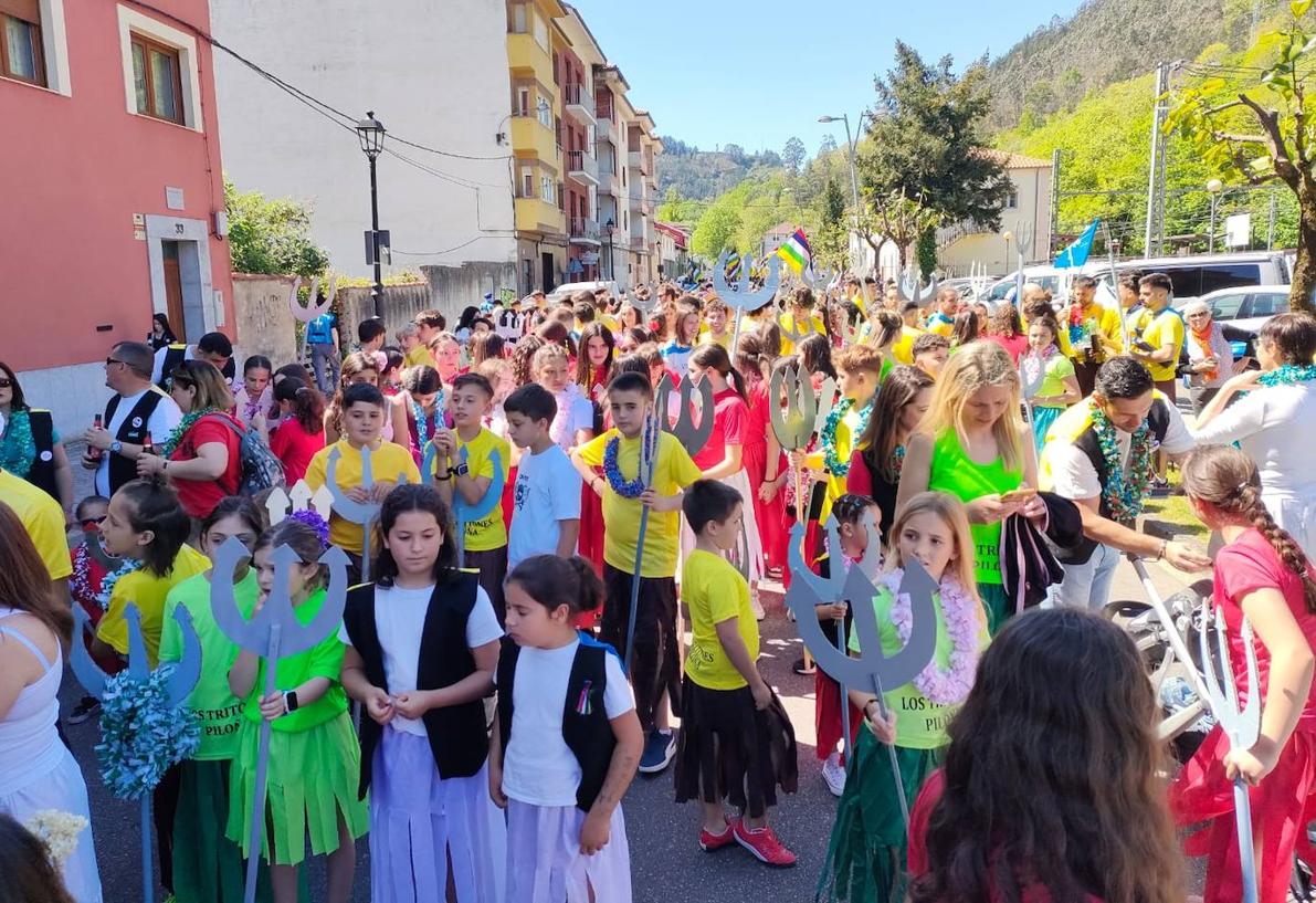 Ambiente festivo en el desfile del Descenso del Piloña