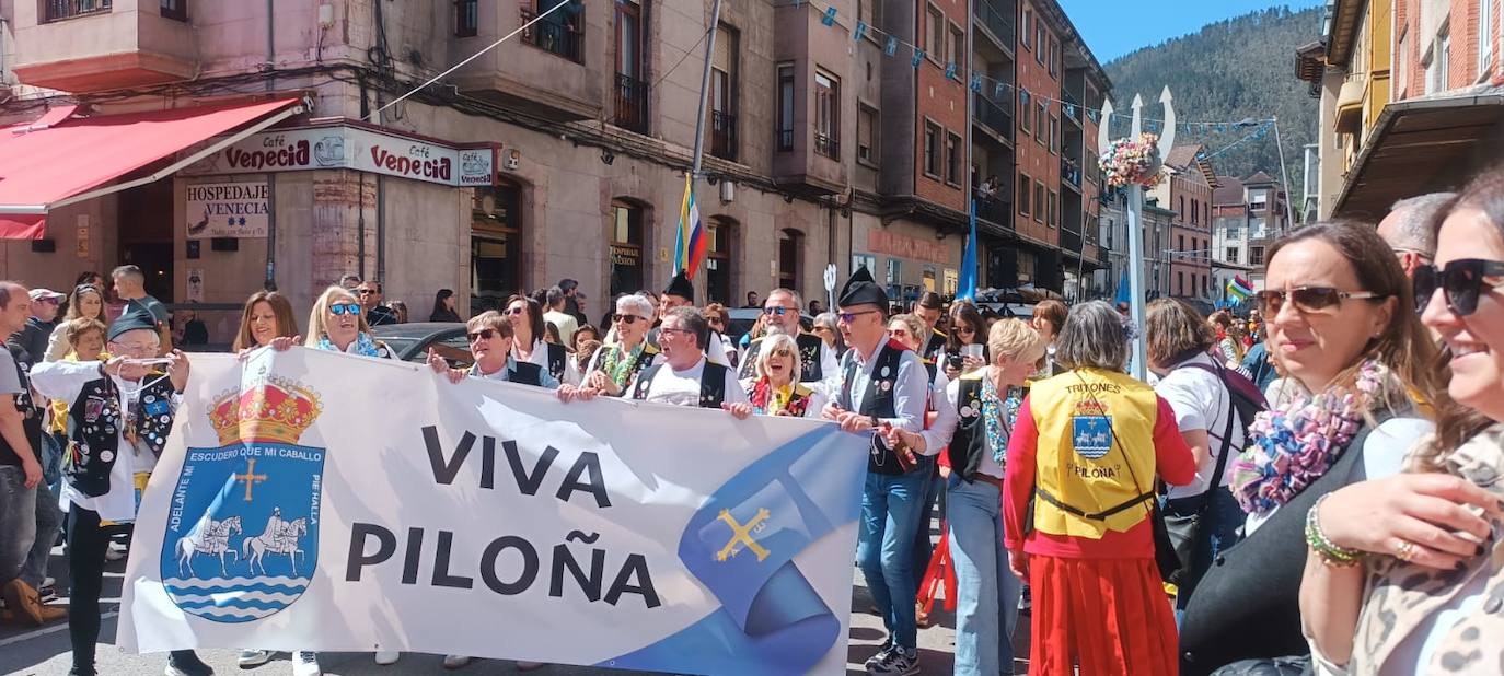 Ambiente festivo en el desfile del Descenso del Piloña