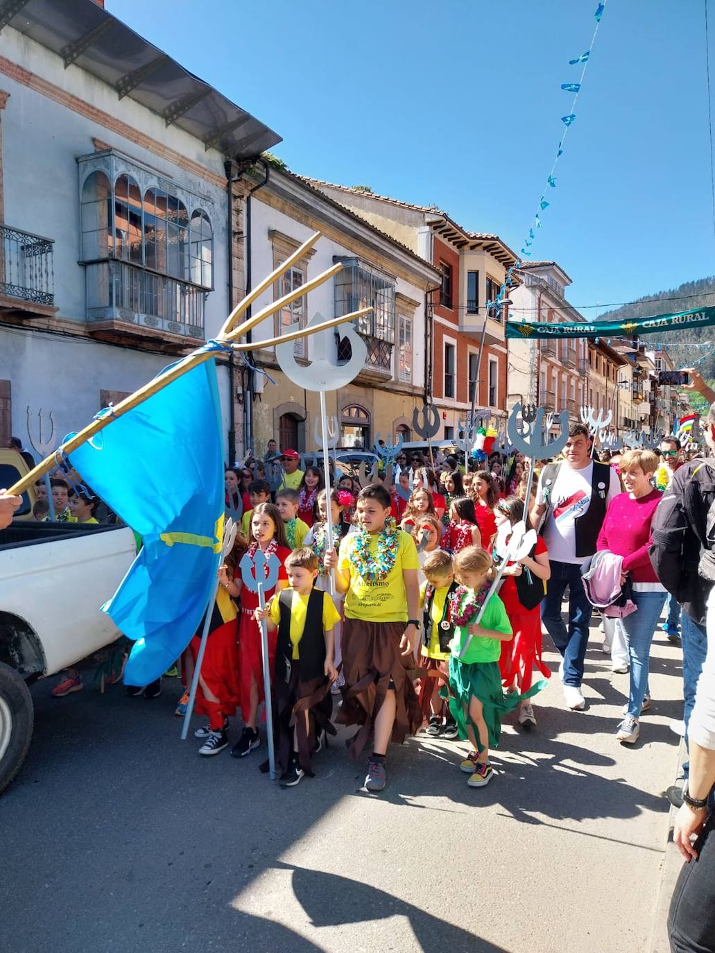 Ambiente festivo en el desfile del Descenso del Piloña