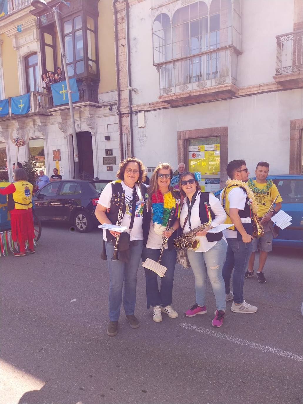 Ambiente festivo en el desfile del Descenso del Piloña