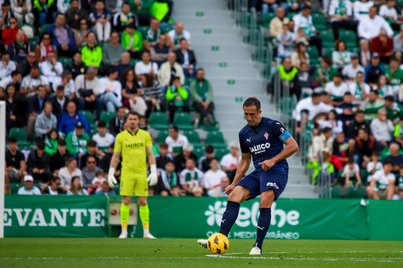 Las imágenes que deja el partido entre el Elche y el Sporting de Gijón