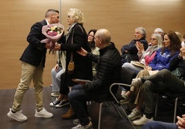 Víctor Crespo, presidente del Pielgo Team, entrega un ramo de flores a la madre de Alejandro, María Victoria González, en presencia del padre, José María Carnicero.