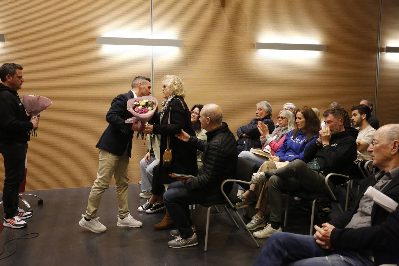 Emotivo homenaje en Candás al ciclista Alejandro Carnicero