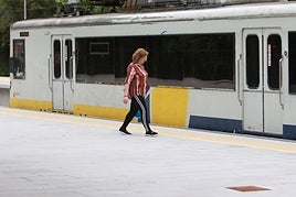 Un tren de la antigua Feve, en la estación de El Entrego.