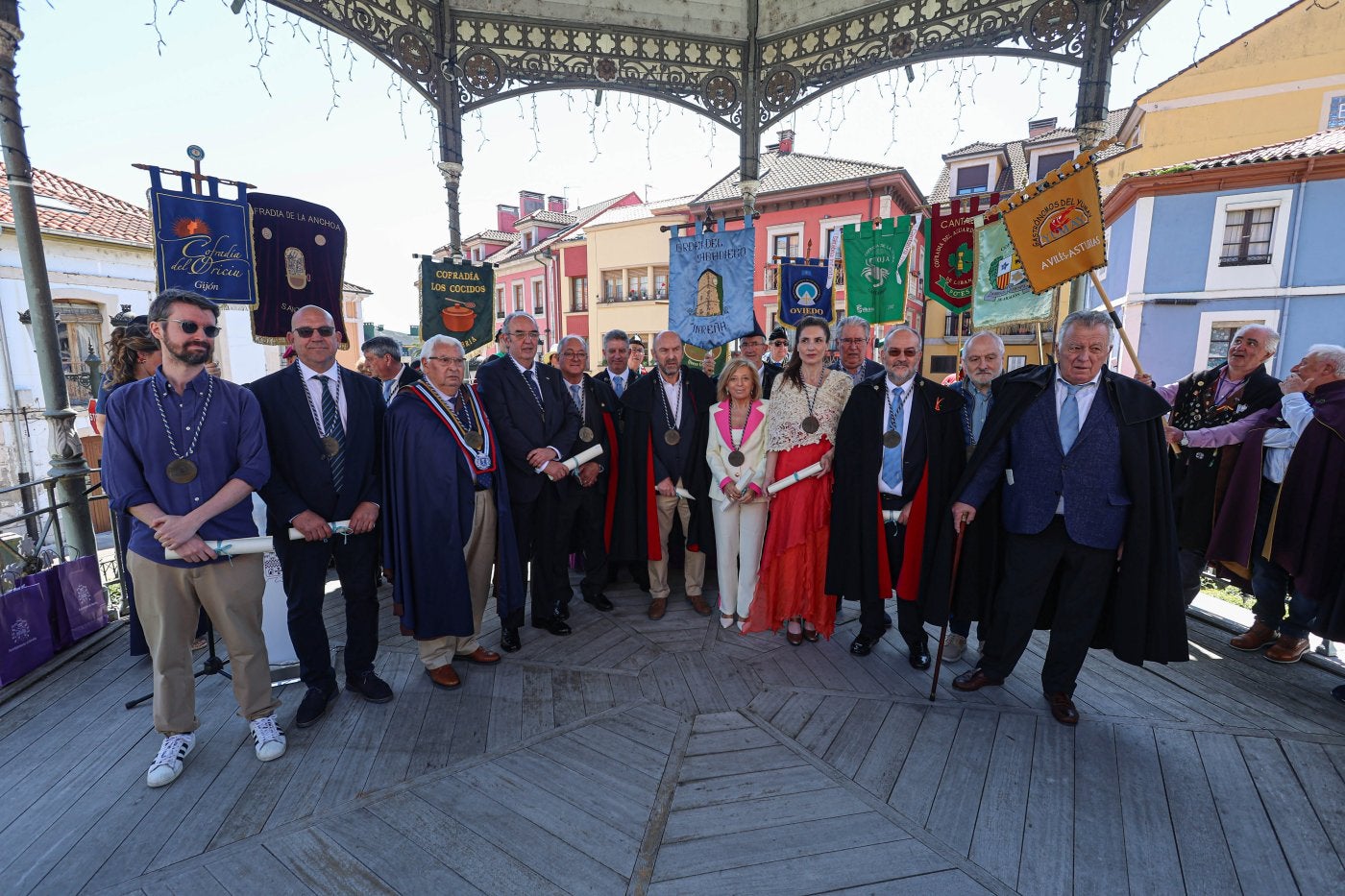 Los nuevos miembros de honor y de número de la Cofradía delSabadiego tras ser nombradosen Noreña.