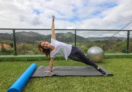 Eva L. Sánchez practicando una de las posturas que enseña en sus clases de pilates.