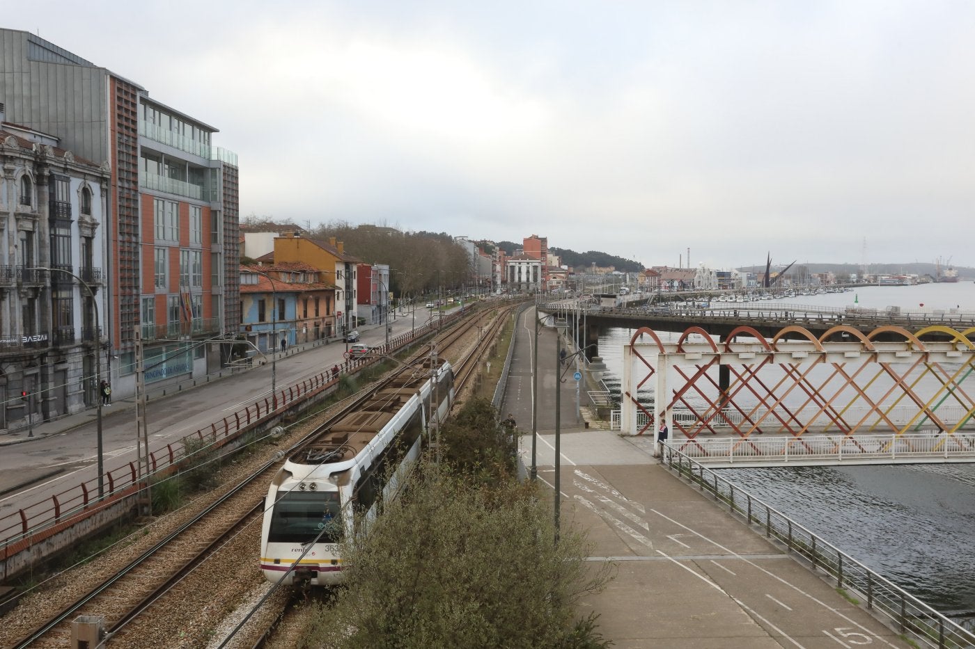 El tramo de las vías del tren que se pretende soterrar en Avilés.
