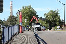 El Principado acomete esta semana el cambio y la reparación de la barandilla del Puente Azud.