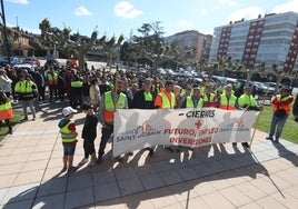 Protesta ante el Ayuntamiento de Castrillón.