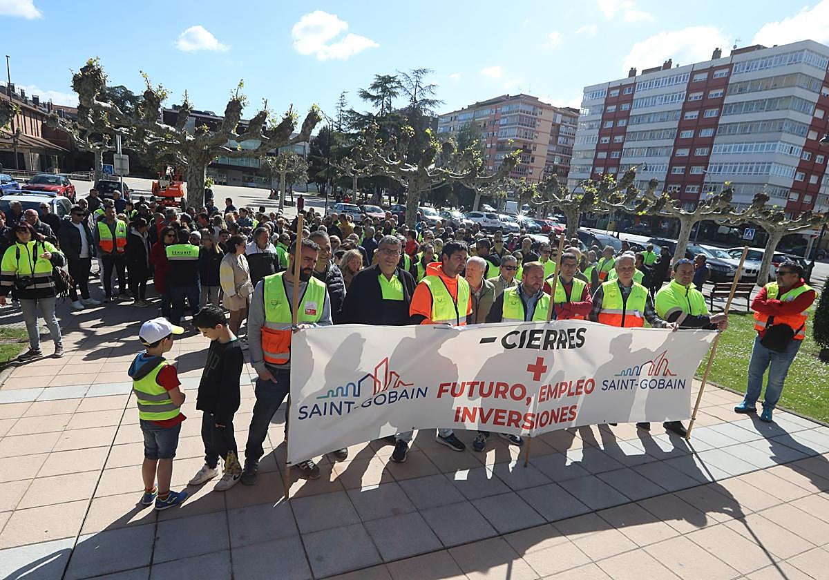 Protesta ante el Ayuntamiento de Castrillón.