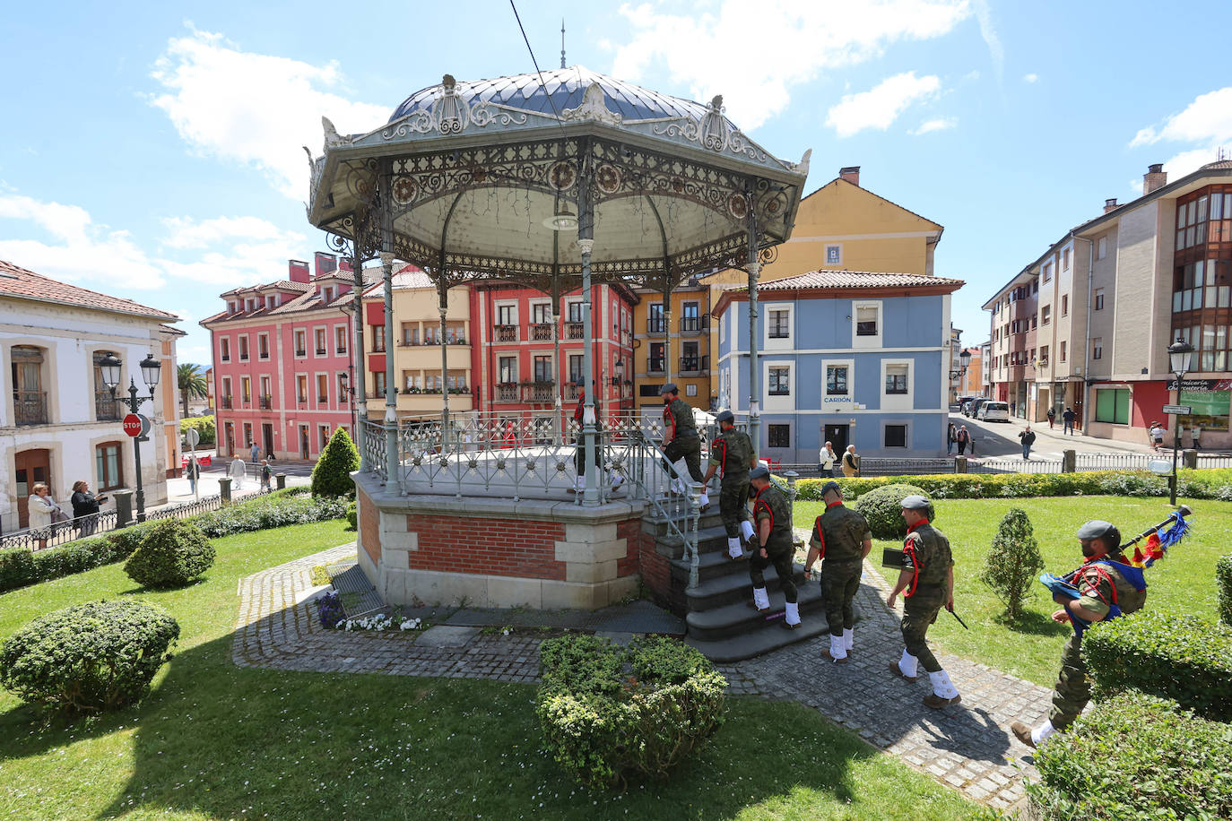 Gaitas, cornetas y tambores cierran las fiestas de Noreña