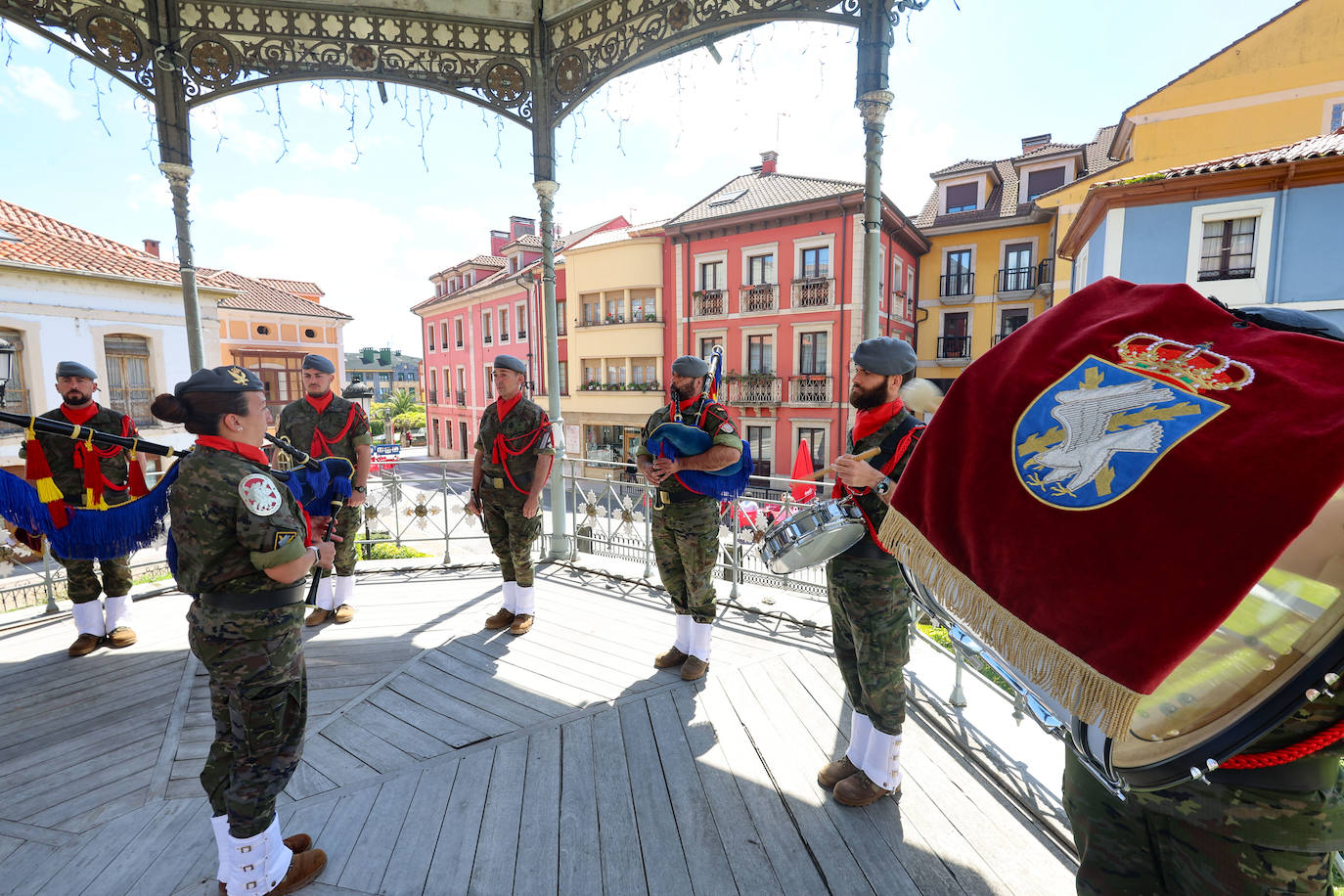 Gaitas, cornetas y tambores cierran las fiestas de Noreña
