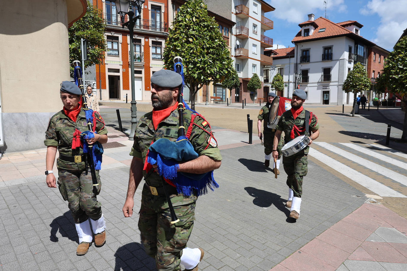 Gaitas, cornetas y tambores cierran las fiestas de Noreña