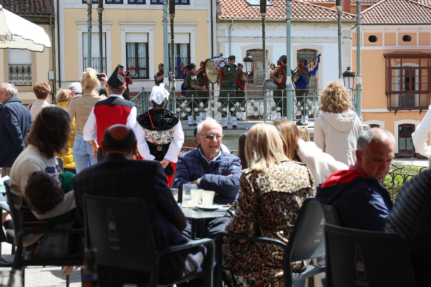 Gaitas, cornetas y tambores cierran las fiestas de Noreña