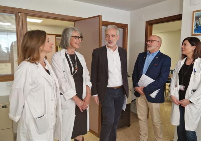 La directora de Gestión de Cuidados y Enfermería, Arantxa Muñoz; la directora del Hospital, Mariega Maniega; el gerente del Sespa, Aquilino Alonso; el gerente del área sanitaria, Miguel Rodríguez; y la directora de Atención Sanitaria y Salud Pública; Rut Palacio.