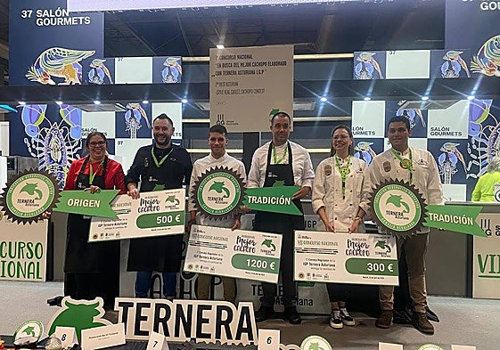 Los finalistas de la séptima edición del concurso de cachopos, en el escenario de Salón Gpurmets