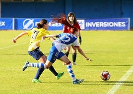 Daniela intenta ganar al línea de fondo en el partido del sábado ante el Lóstrego.