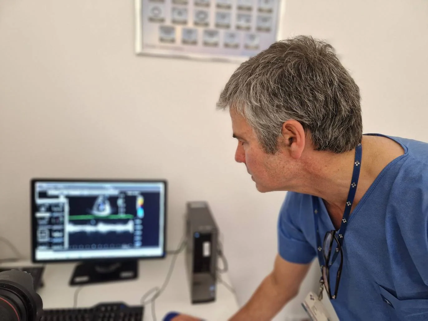 El doctor Jacobo Silva ante una imagen radiológica de la válvula implantada en un paciente.