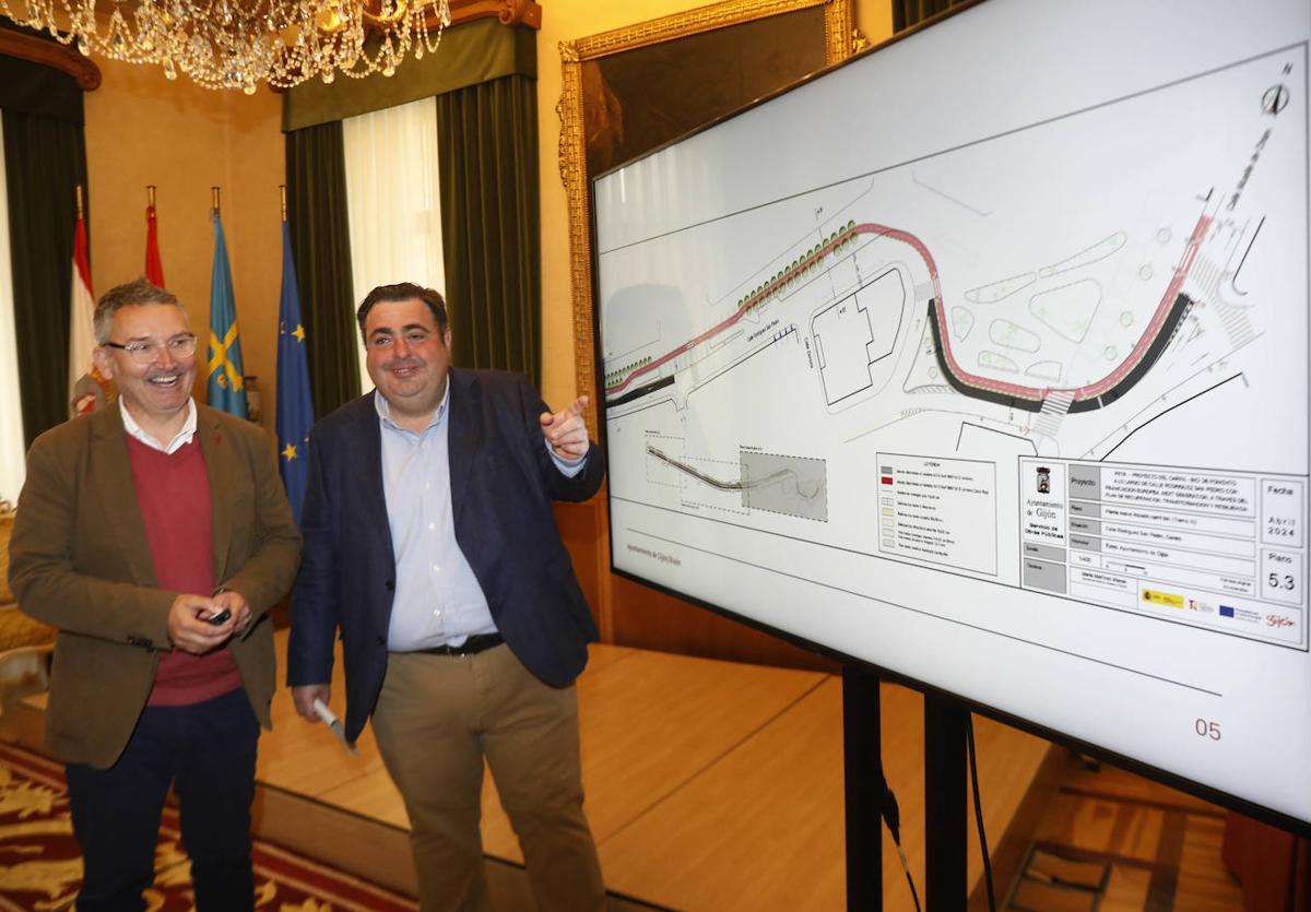 El concejal de Infraestructuras Urbanas y Rurales, Gilberto Villoria, y el concejal de Tráfico, Movilidad y Transporte Público, Pelayo Barcia, presentan el proyecto del carril bici de Poniente.