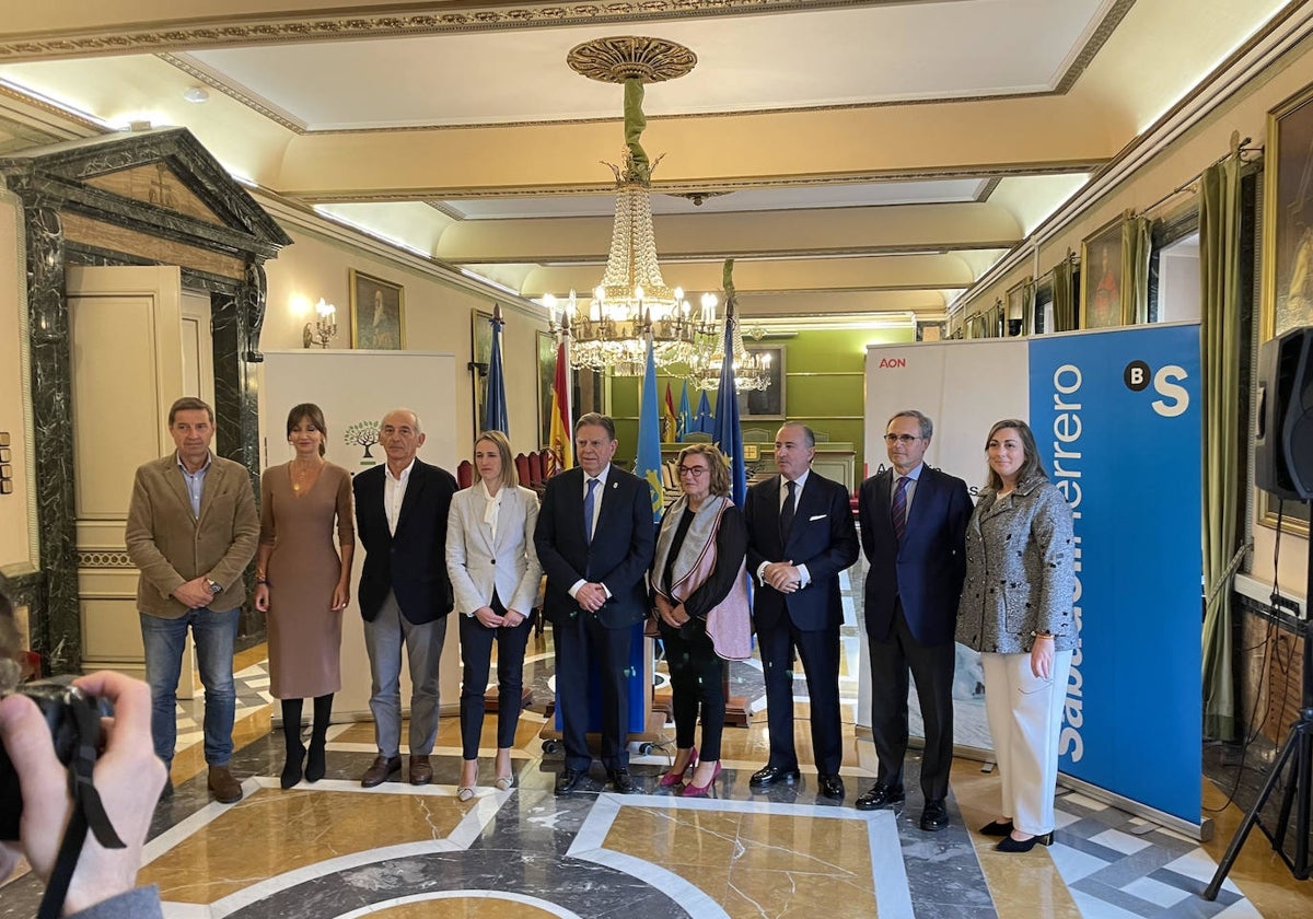 Foto de familia de la presentación del XV Premio Familia Empresaria Asturiana en el salón de Plenos.