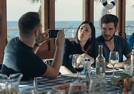 Úrsula Corberó y Quim Gutiérrez interpretan a Rosa Peral y Albert López en la serie de Netflix 'El cuerpo en llamas', que se centra en el crimen de la Guardia Urbana.