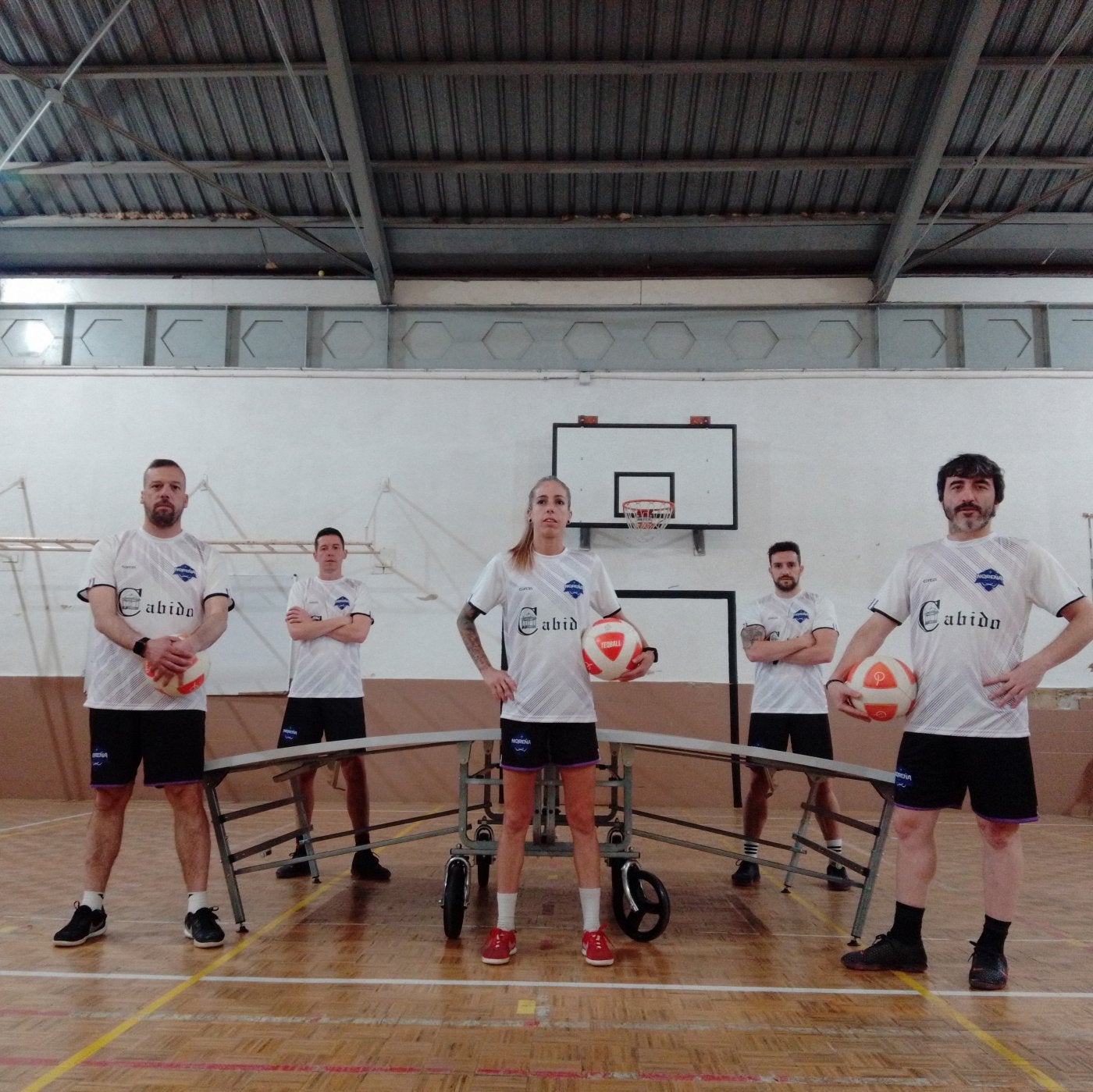 Iván, David, Tania, Héctor y Damián, ayer, junto a una de las mesas curvas para jugar al teqball en Noreña.