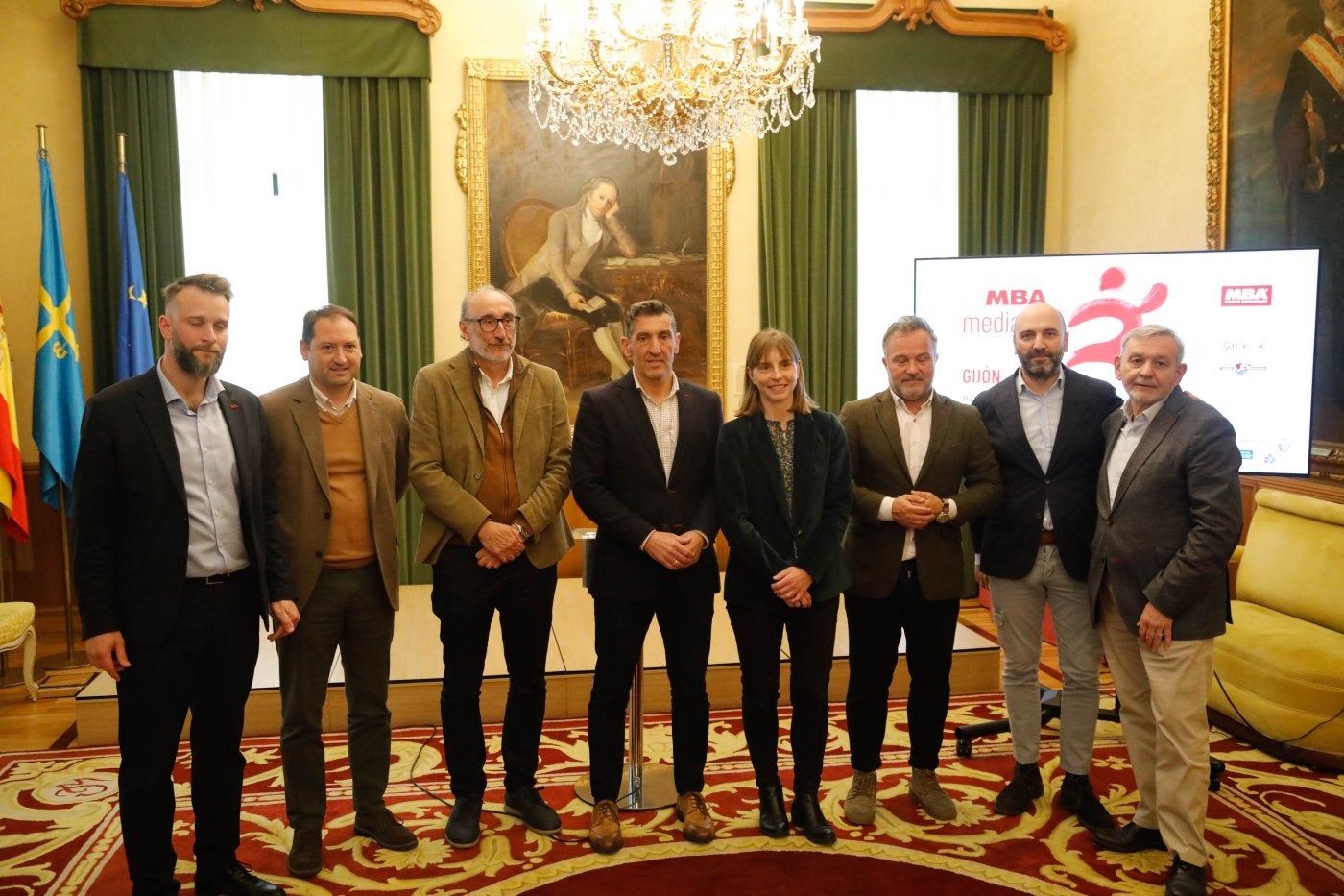 El concejal de Deporte, Jorge Pañeda, junto a organizadores y patrocinadores, entre ellos EL COMERCIO, en la sala de recepciones.