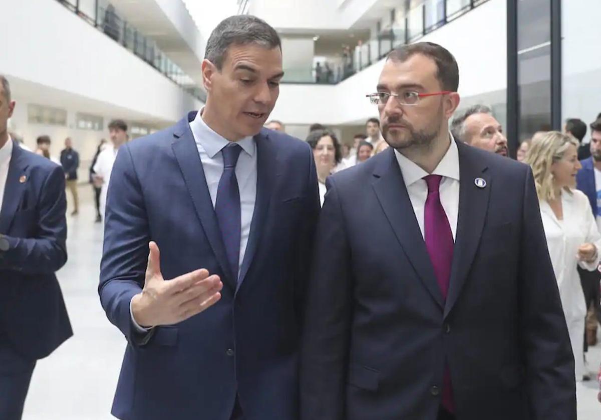 Barbón y Sánchez, durante el acto en el HUCA.