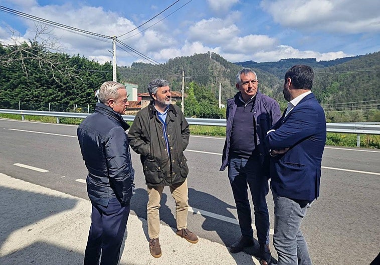 Alejandro Calvo,, consejero de Fomento, en una visita a la obras ejecutadas en la AS-369 en Pravia.