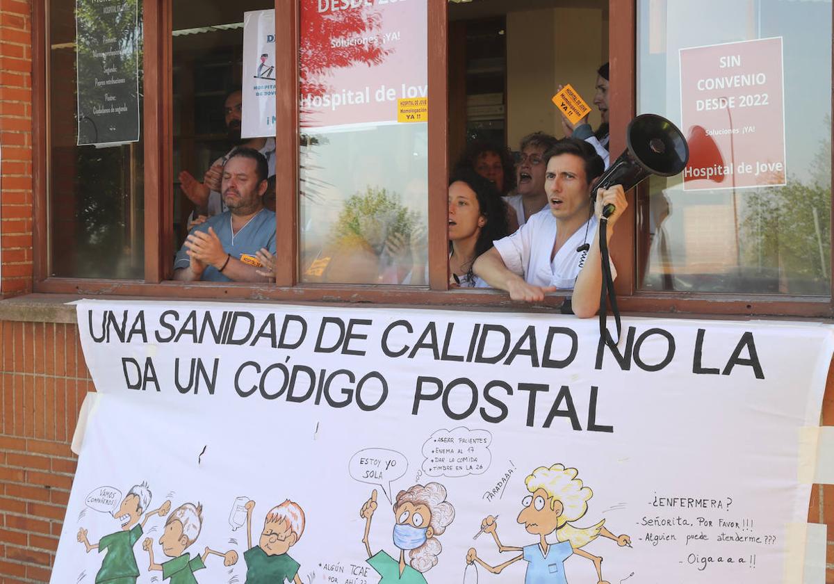 Trabajadores del Hospital de Jove, en el encierro esta mañana.