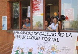 Trabajadores del Hospital de Jove, en el encierro esta mañana.