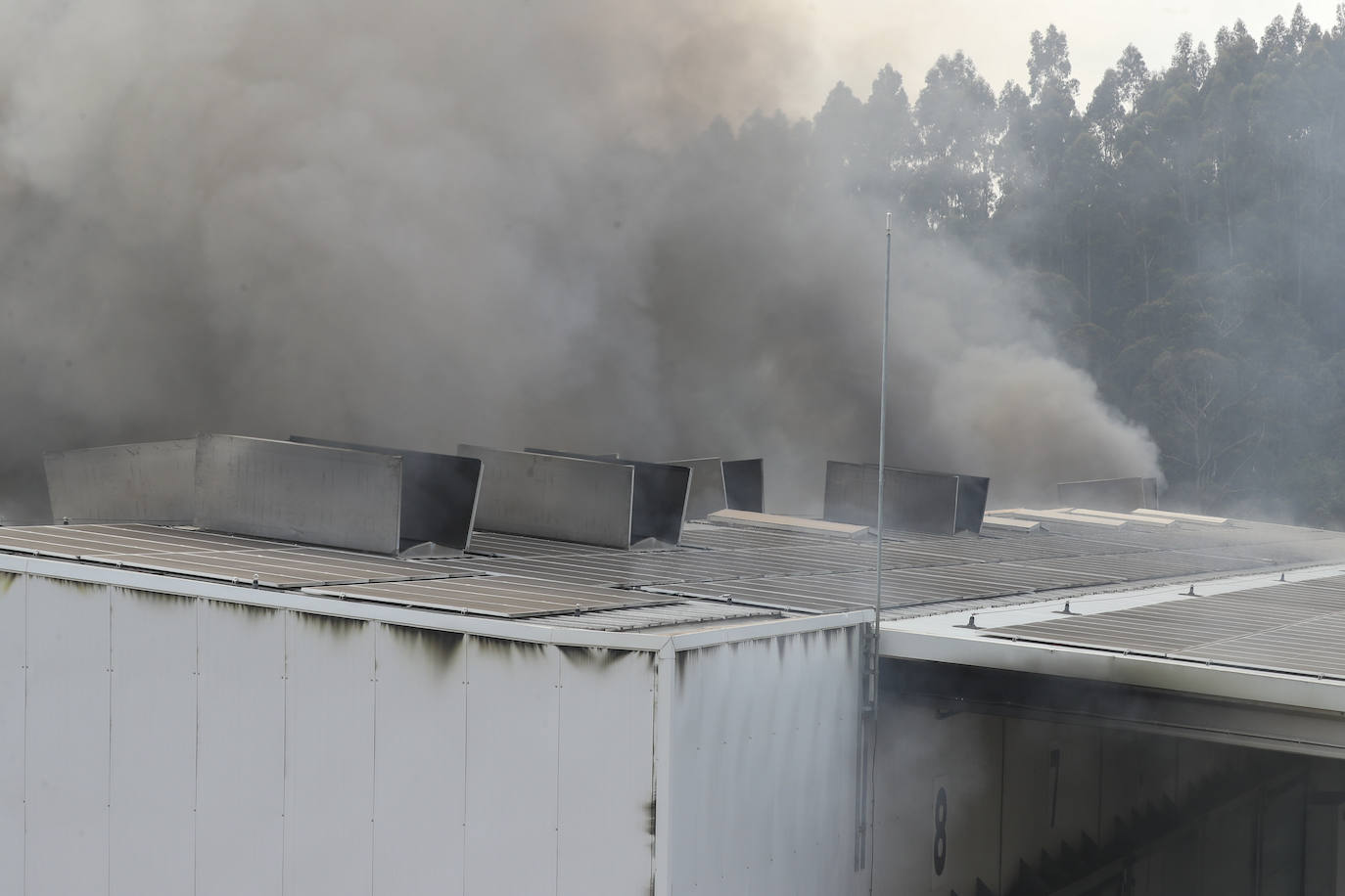 Alerta en Gijón por un espectacular incendio en Cogersa