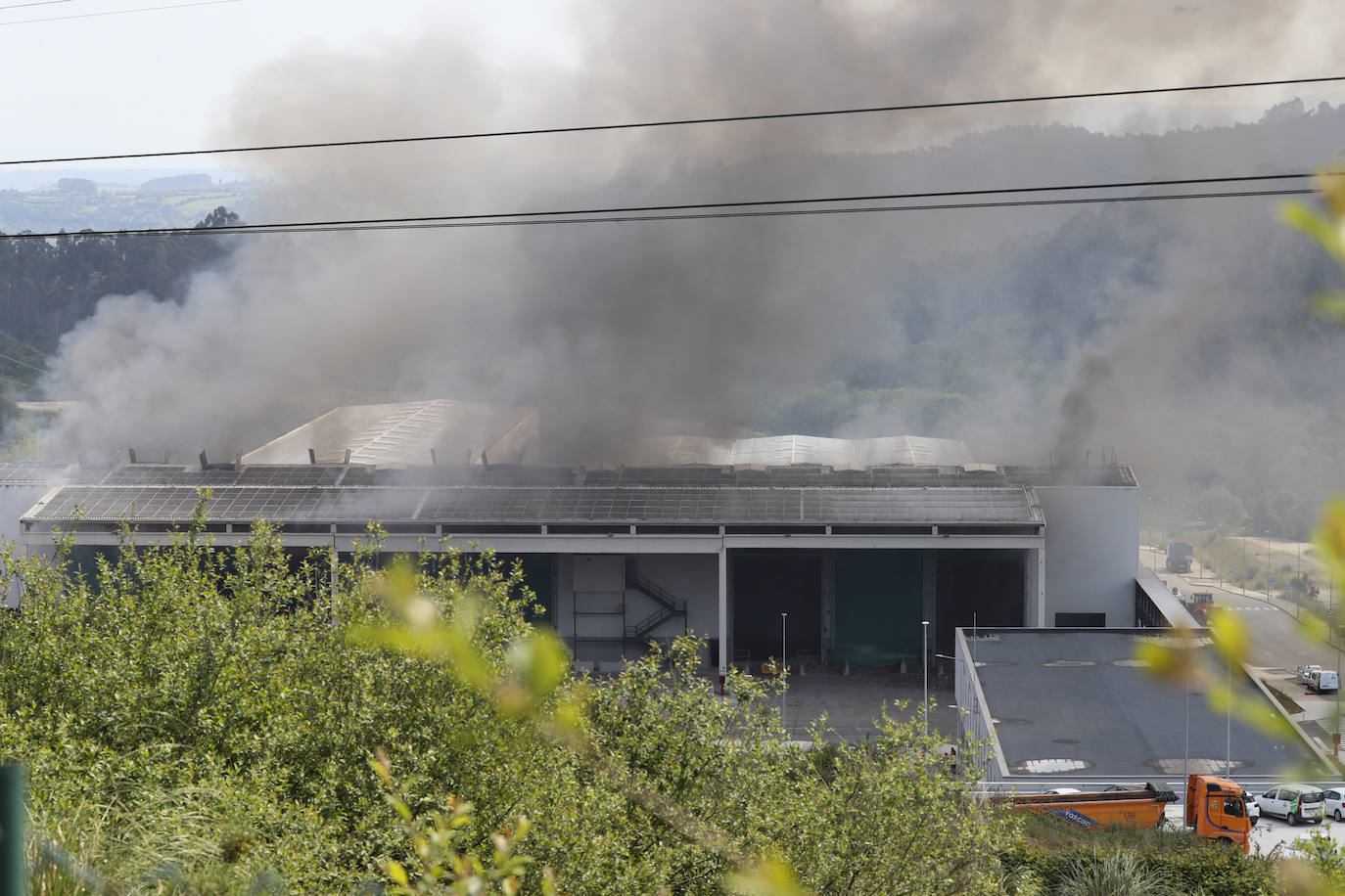 Alerta en Gijón por un espectacular incendio en Cogersa