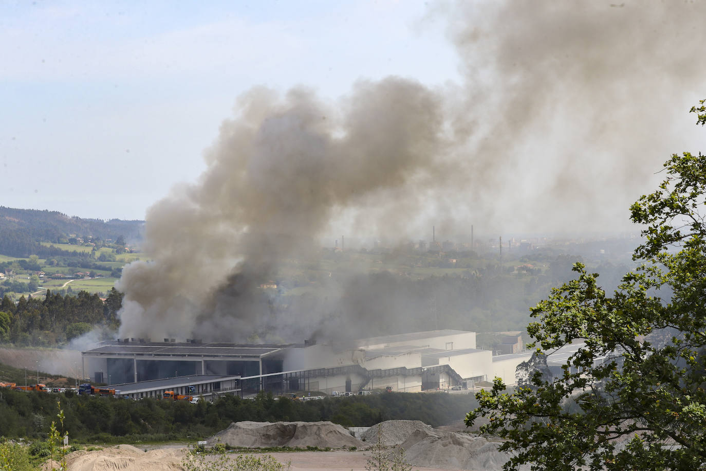 Alerta en Gijón por un espectacular incendio en Cogersa