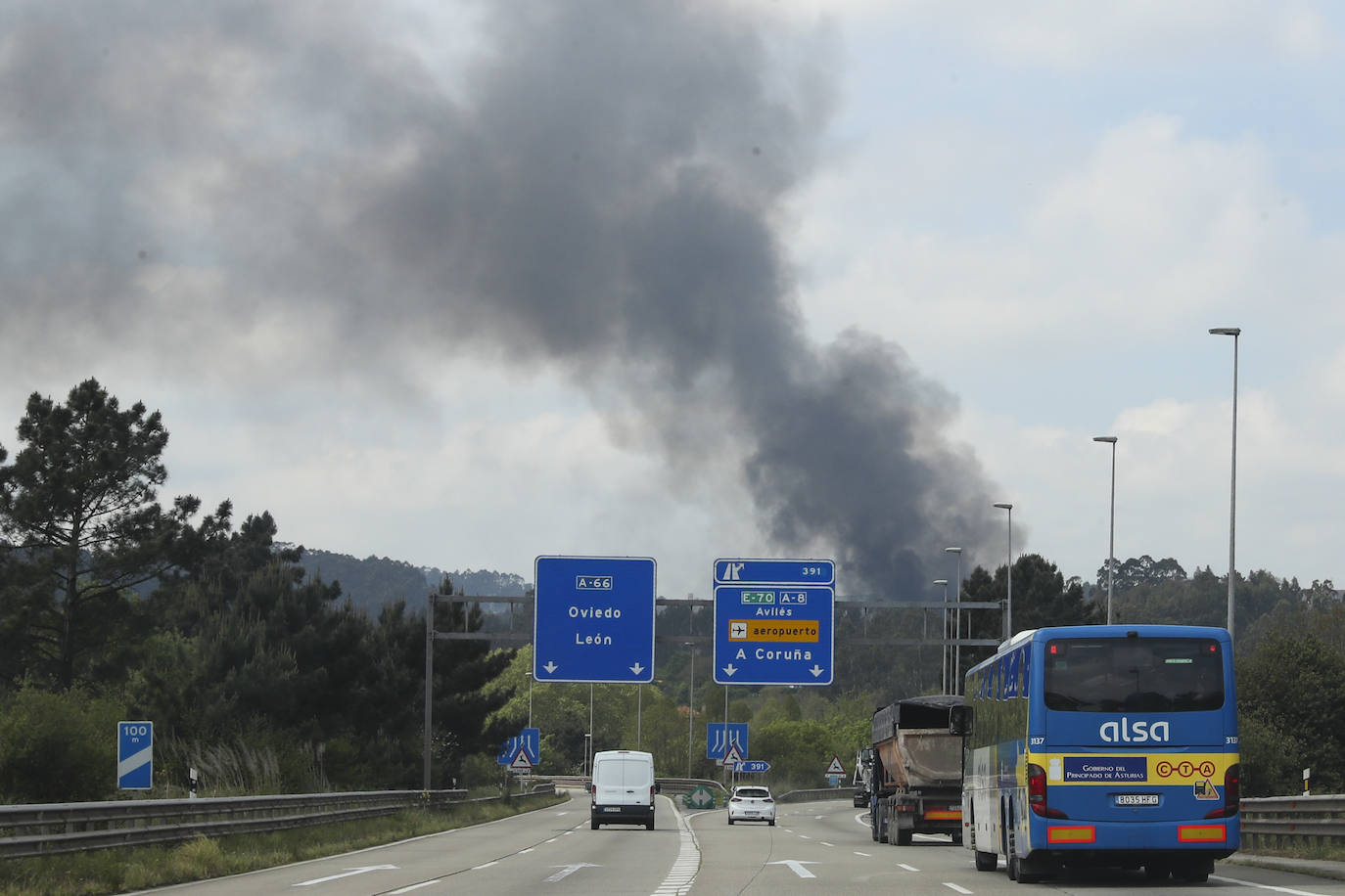 Alerta en Gijón por un espectacular incendio en Cogersa