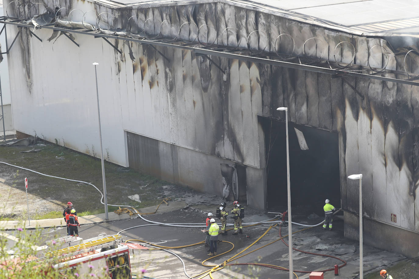 Alerta en Gijón por un espectacular incendio en Cogersa