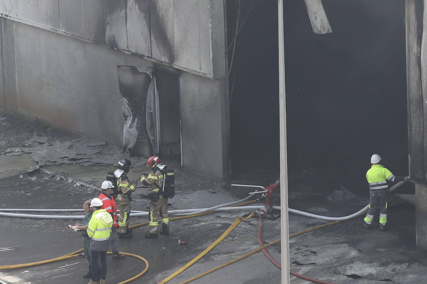 Alerta en Gijón por un espectacular incendio en Cogersa