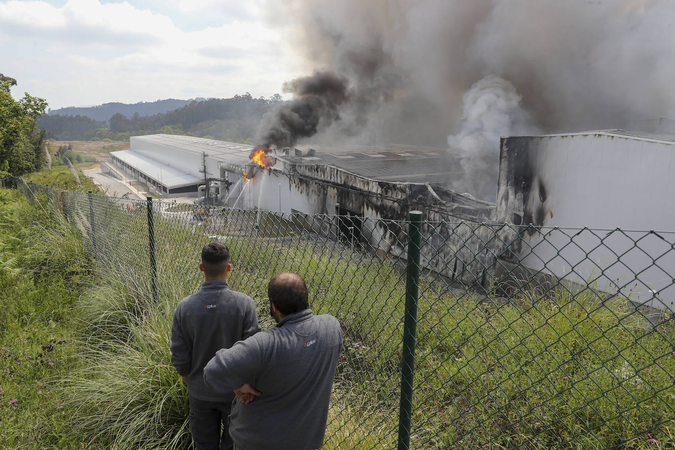 Alerta en Gijón por un espectacular incendio en Cogersa