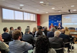 La consejera Nieves Roqueñí y el director general de Fade, Alberto González, en la inauguración de la jornada sobre el Fondo de Transición Justa.
