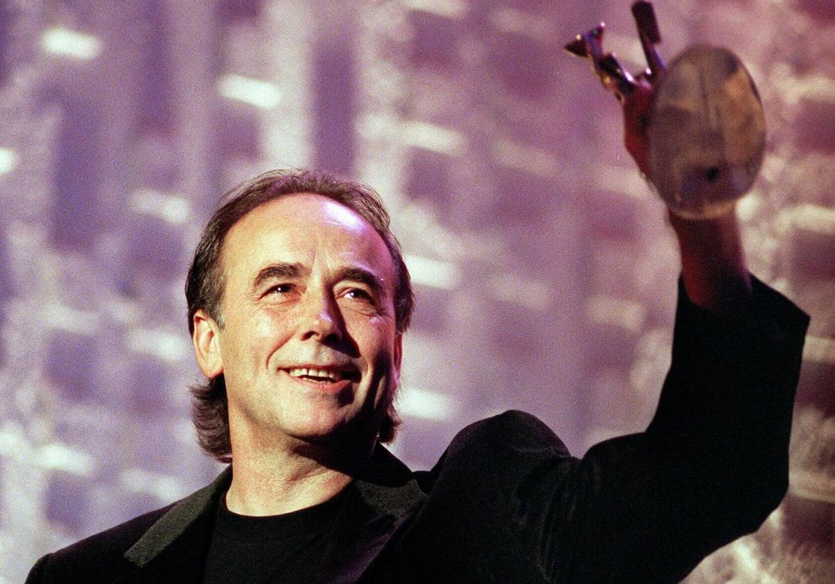 Joan Manuel Serrat recoge el premio Amigo a su trayectoria artística en 1.999 en Madrid.
