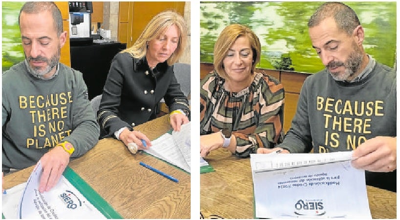 El alcalde de Siero, Ángel García, firma sendos acuerdos con la edil de la Plataforma Vecinal de La Fresneda, Alejandra Cuadriello (imagen de la izquierda) y la portavoz de IU, Teresa Álvarez.