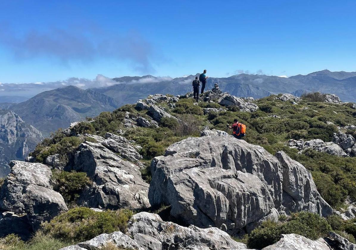 Camino del pico la Siella se puede pasar por el pico Sobia (en la imagen), similar en altura pero mucho más complicado y peligroso de subir por el terreno que lo recubre