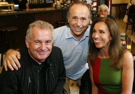 Víctor Manuel, Joan Manuel Serrat y Ana Belén, en la Semana Negra de Gijón en 2009.